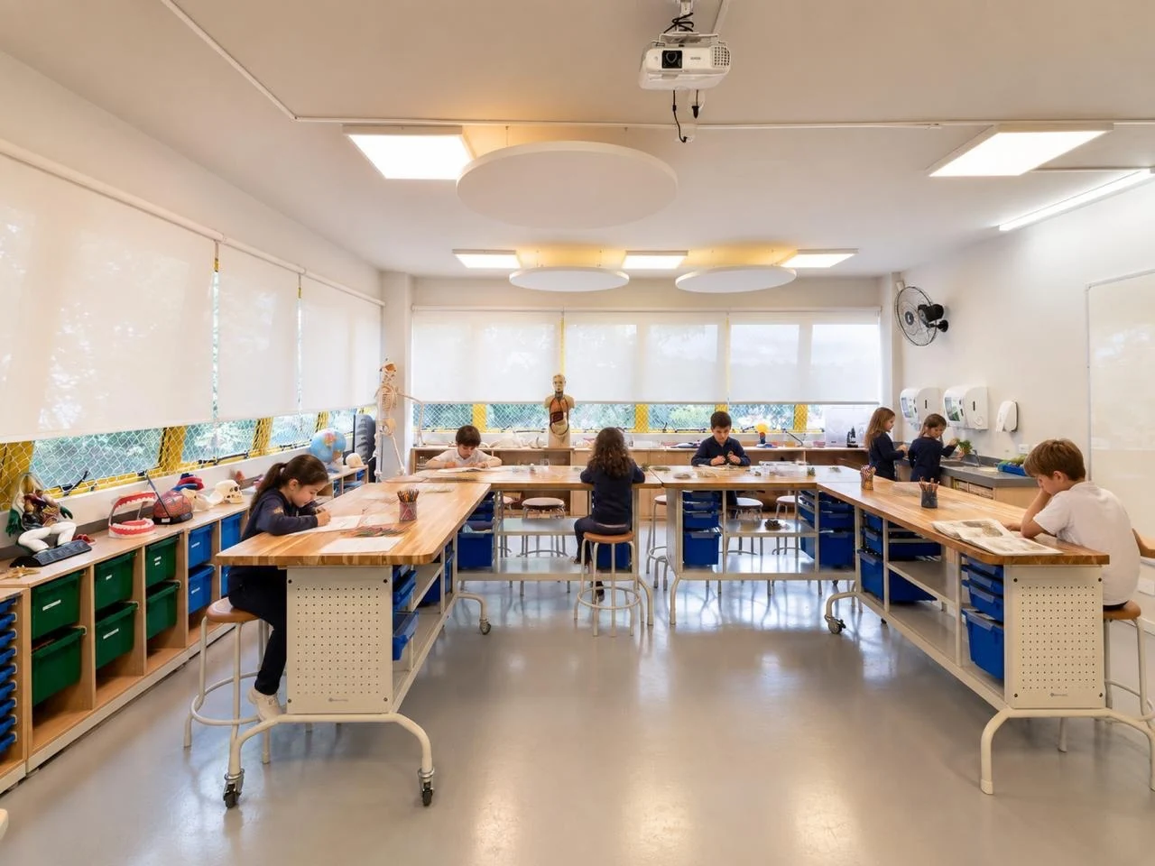 Estudantes em atividade prática no laboratório
