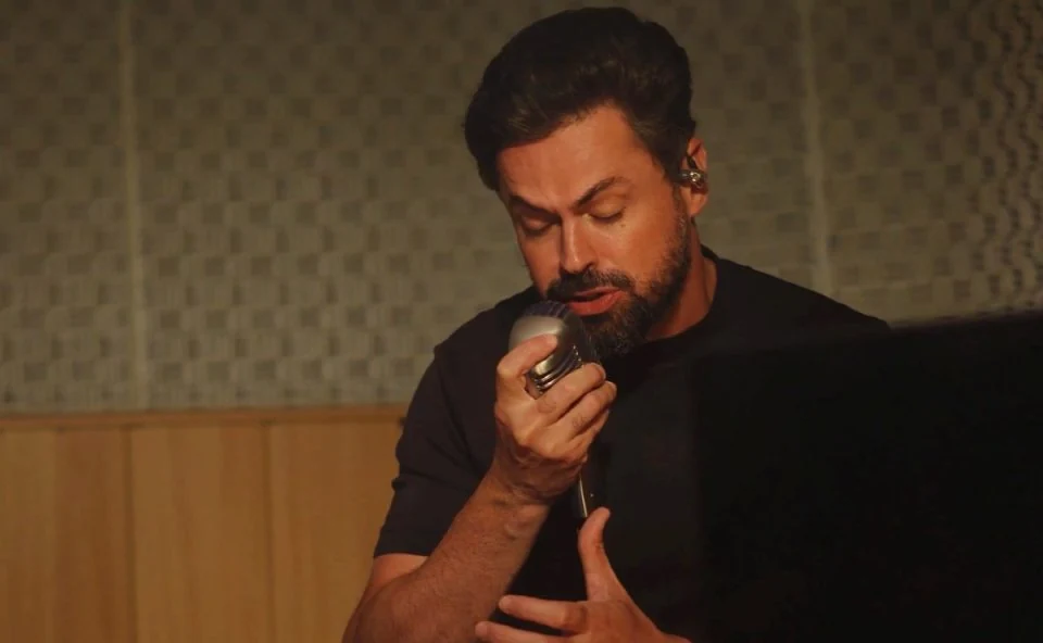 Luigi Bessa cantando ao microfone