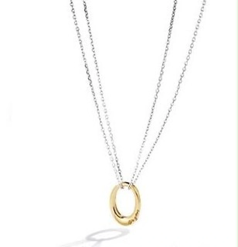 Colar de corrente prateada e pingente oval dourado sobre fundo branco